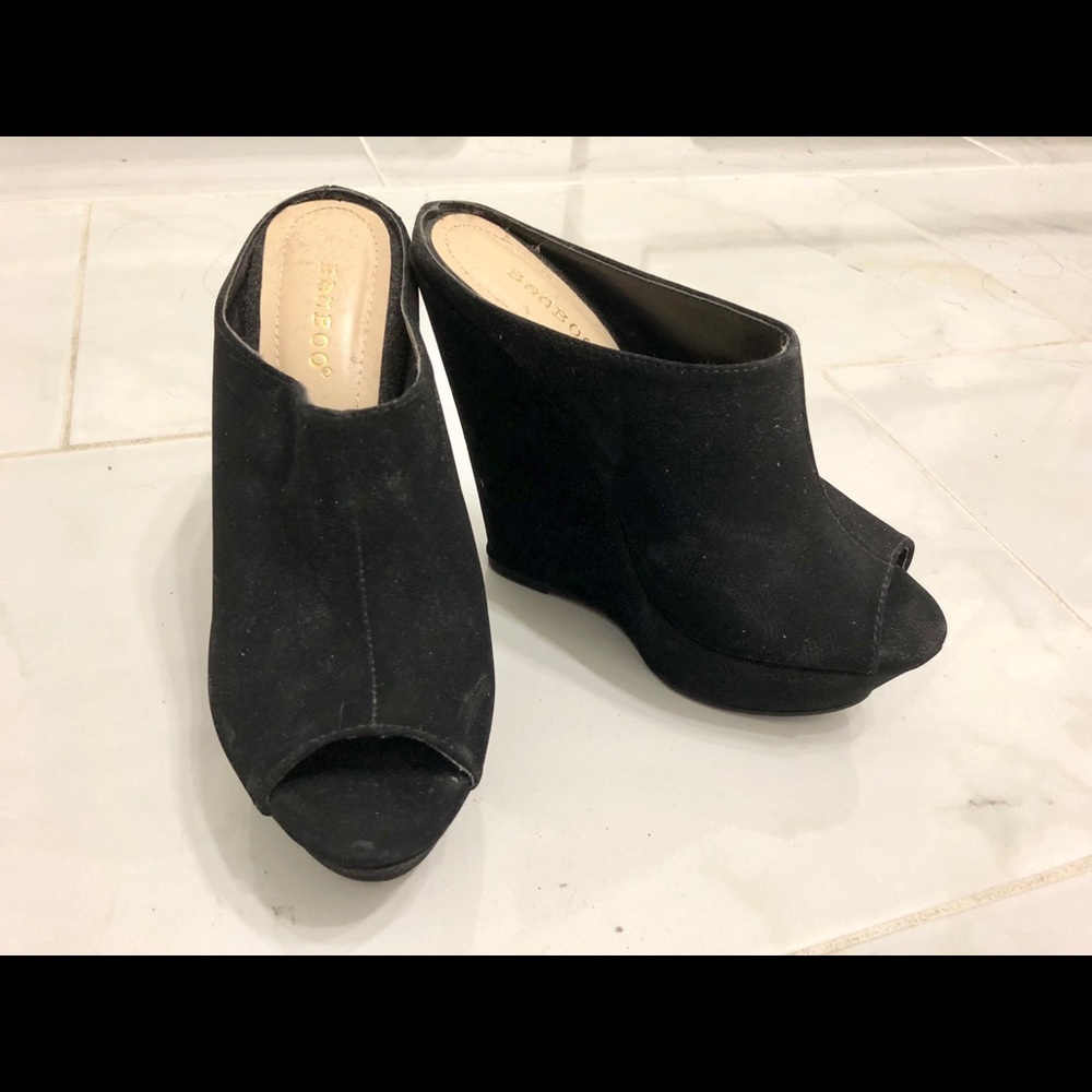 BLACK WEDGES HEEL OPEN TOES